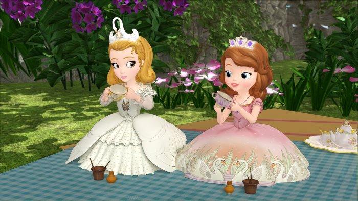 Prinsessorna Hanna och Sofia dekorerar sina koppar