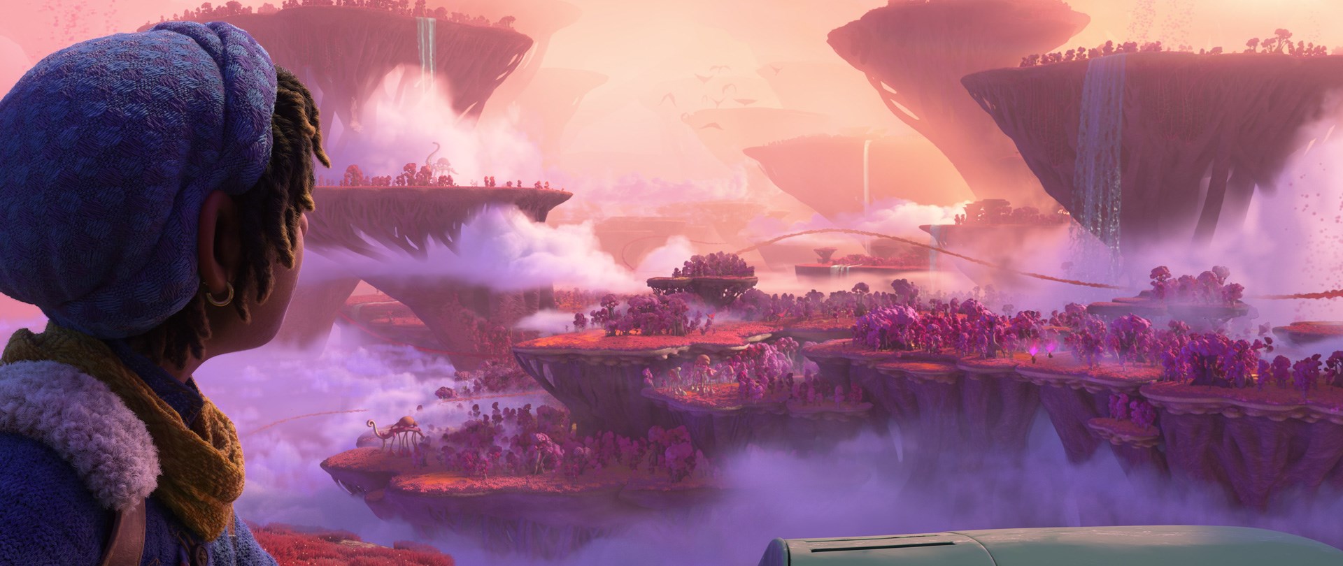 Scen från filmen En annorlunda värld med Ethan Clade i förgrunden och ett närmast utomjordiskt landskap i rosa med svamp- och korallliknande växtlighet i bakgrunden som panorama.